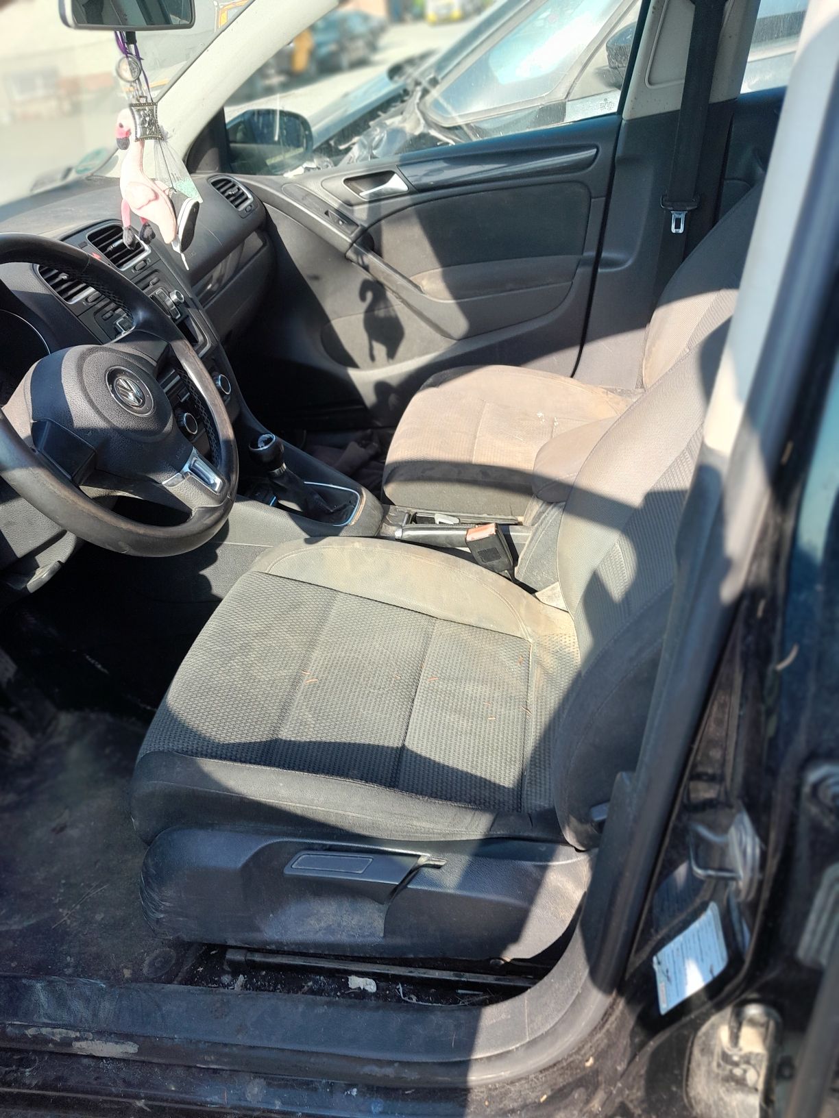Wnętrze Volkswagena Golfa, szare fotele, kierownica i deska rozdzielcza