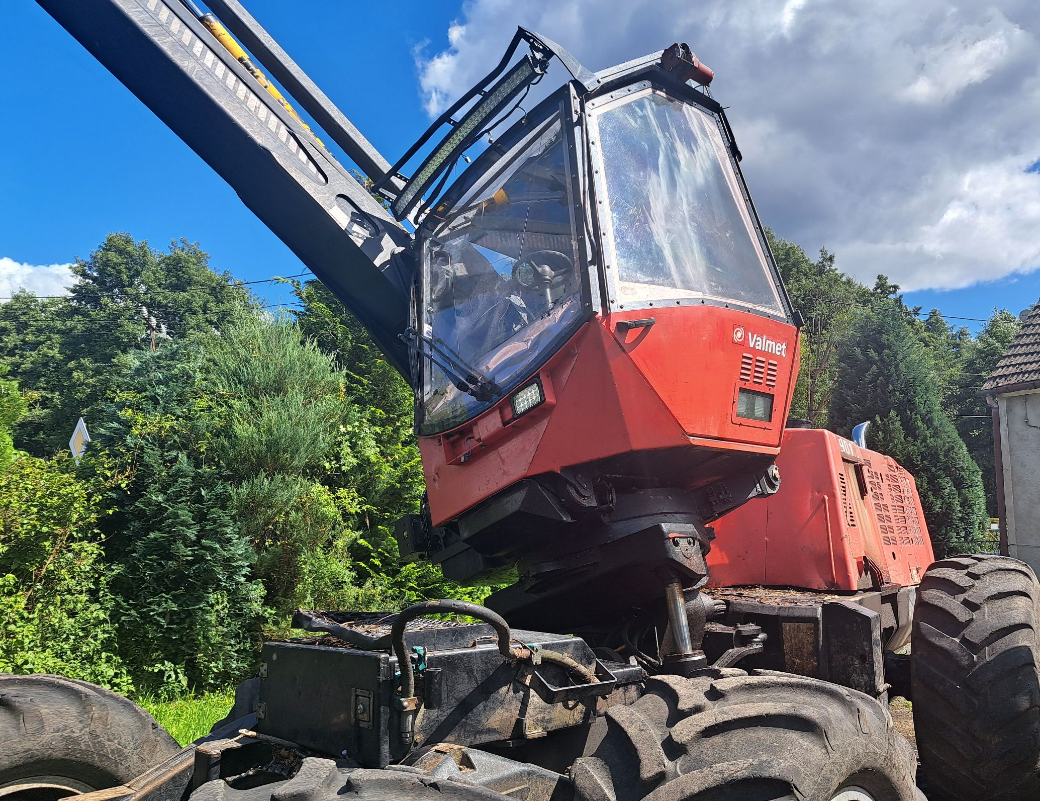 Maszyna leśna Harwester Valmet typ 901 koloru czerwonego