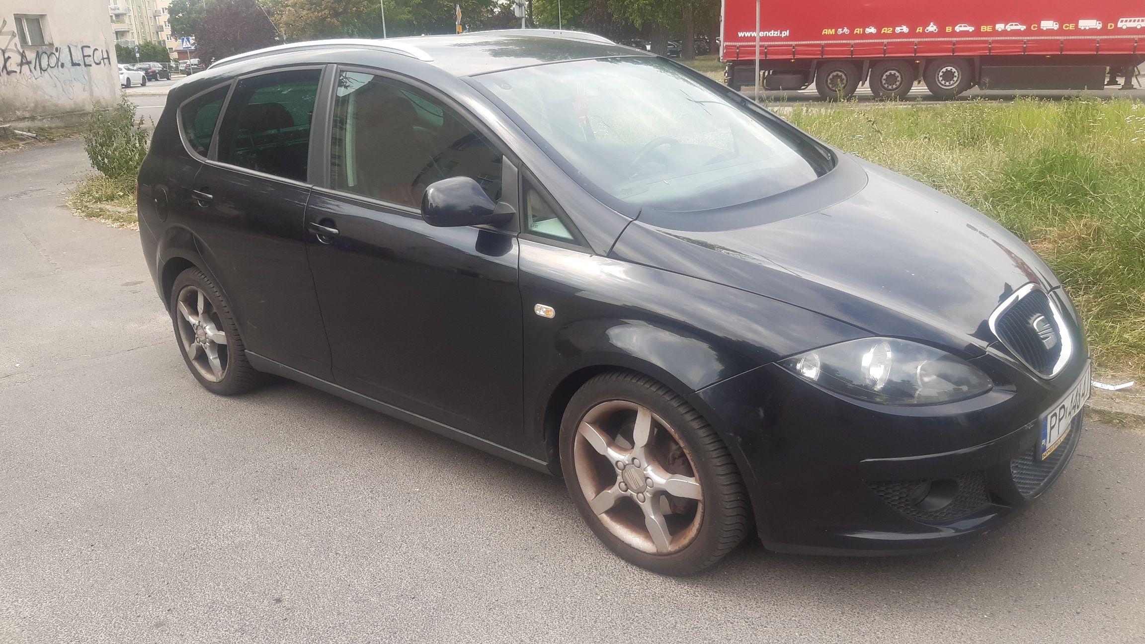 Ciemnogranatowy Seat widok z boku