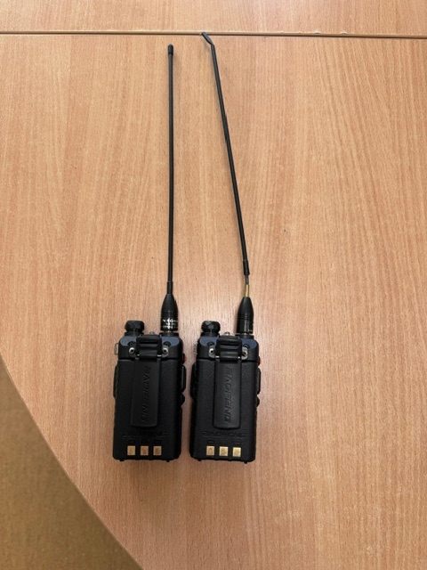 Dwa radiotelefony koloru czarnego