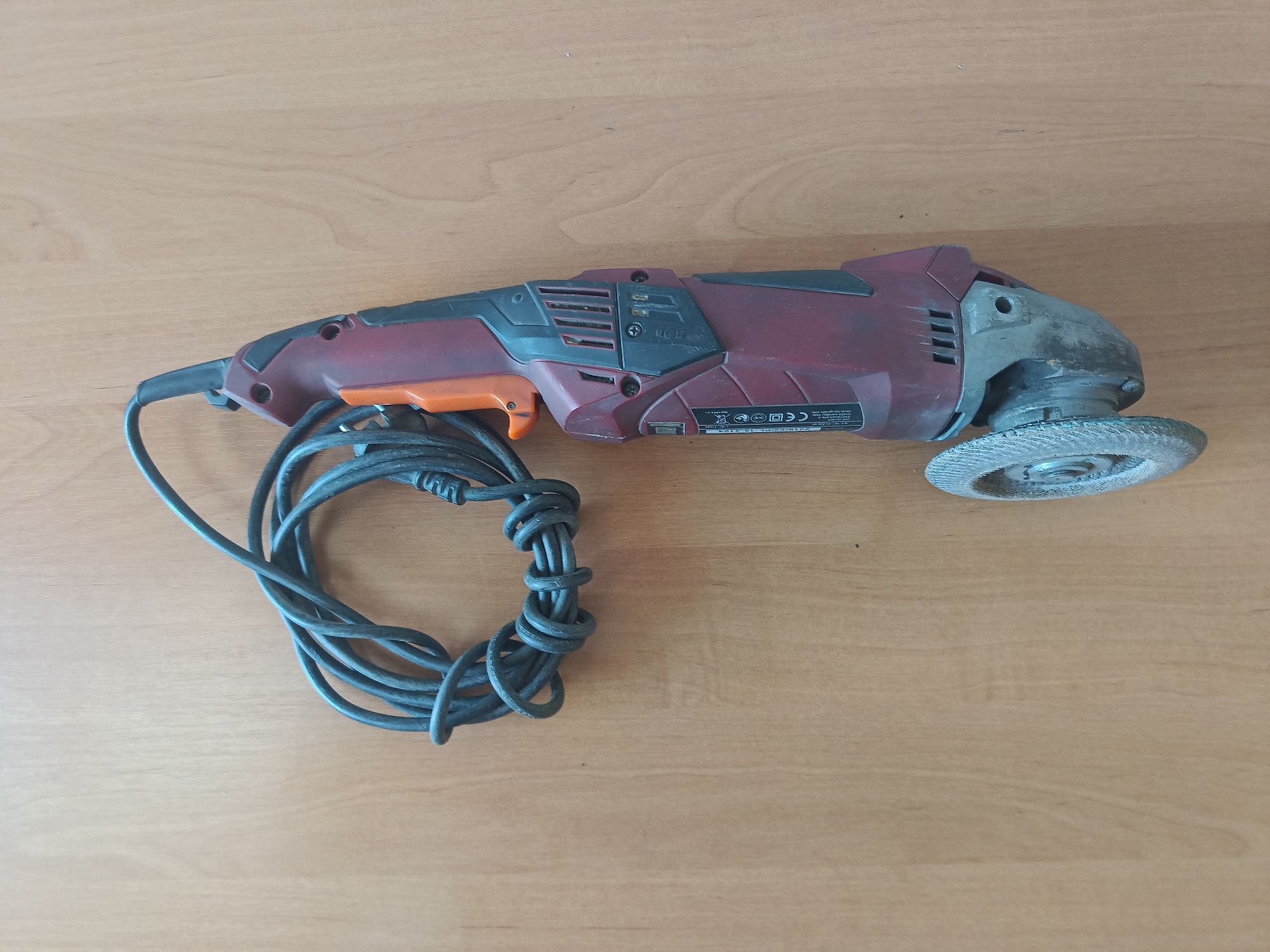 sprawna technicznie, widoczne normalne ślady użytkowania (lekkie rysy i otarcia obudowy)