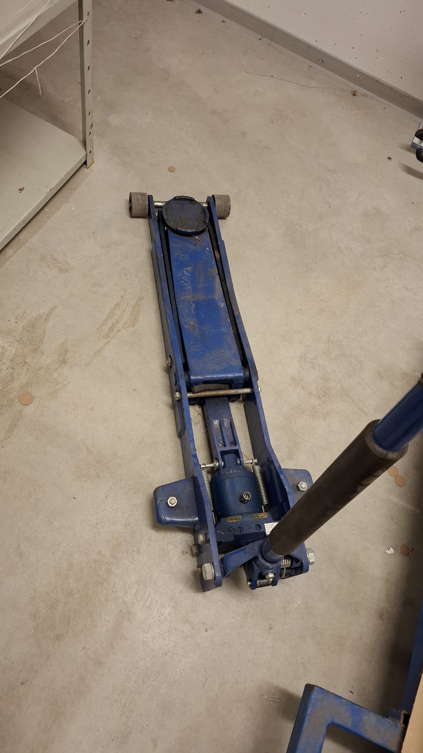 Podnośnik hydrauliczny koloru niebieskiego