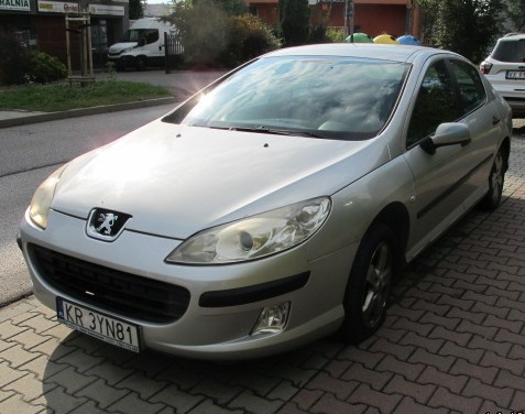 Przód i lewy bok pojazdu Peugeot 407.
