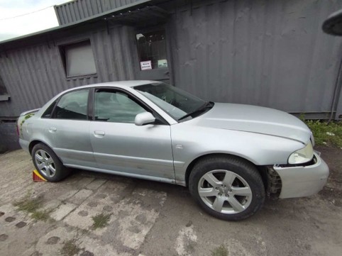 Auto wyposażone jest w pięcioramienne, aluminiowe felgi. przedni zderzak jest całkowicie poluzowany i opada na dół.