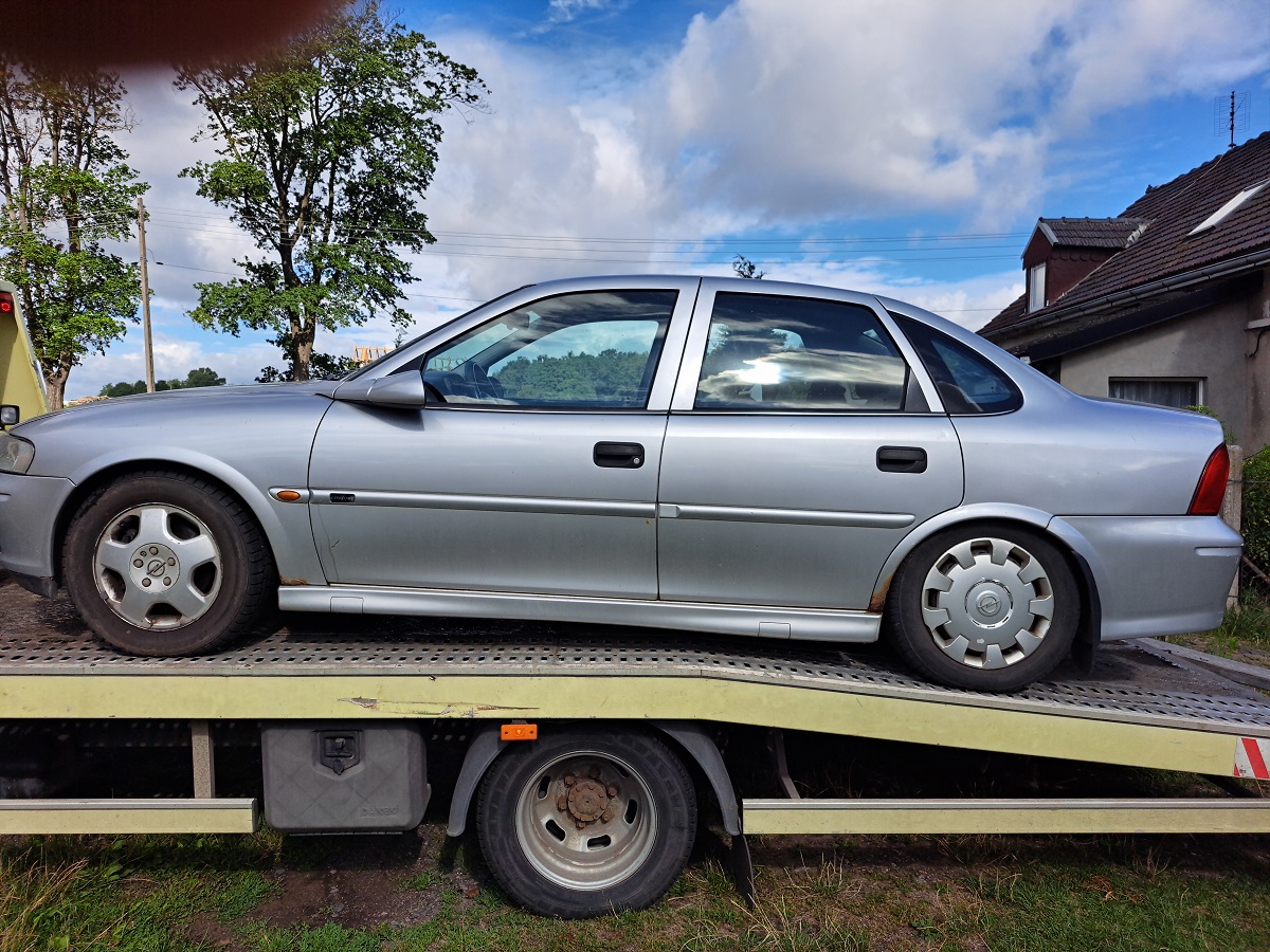 lewa strona samochodu osobowego Opel Vectra brak widocznych uszkodzeń ślady korozji na przednim i tylnym nadkolu