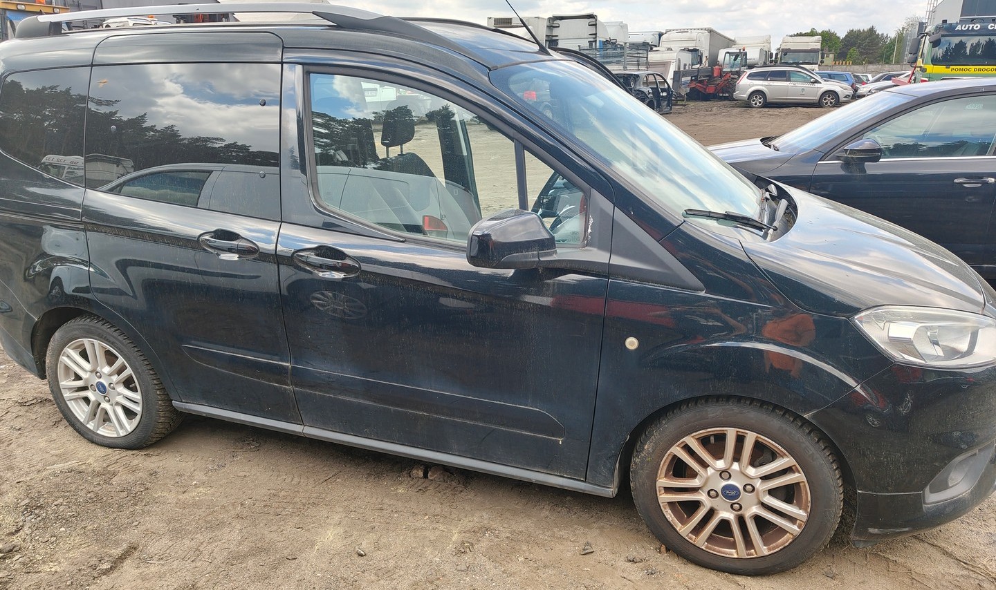samochód osobowy marki ford prawa strona