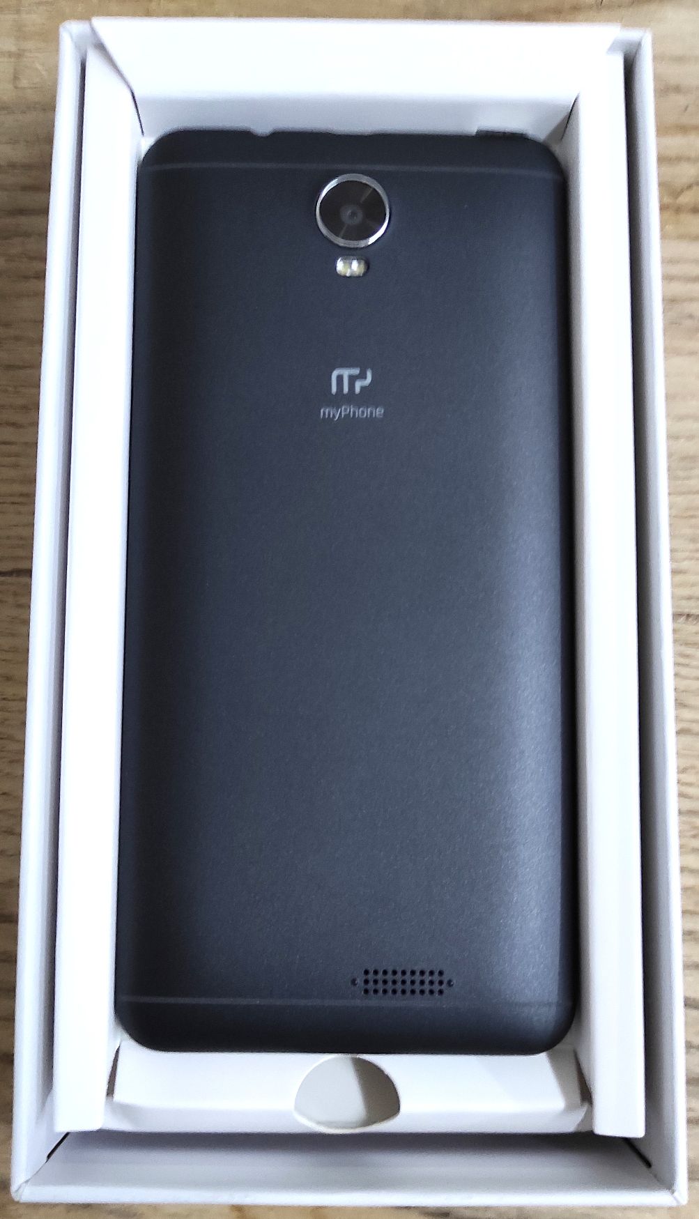 Tylna obudowa koloru czarnego telefonu myPhone.
