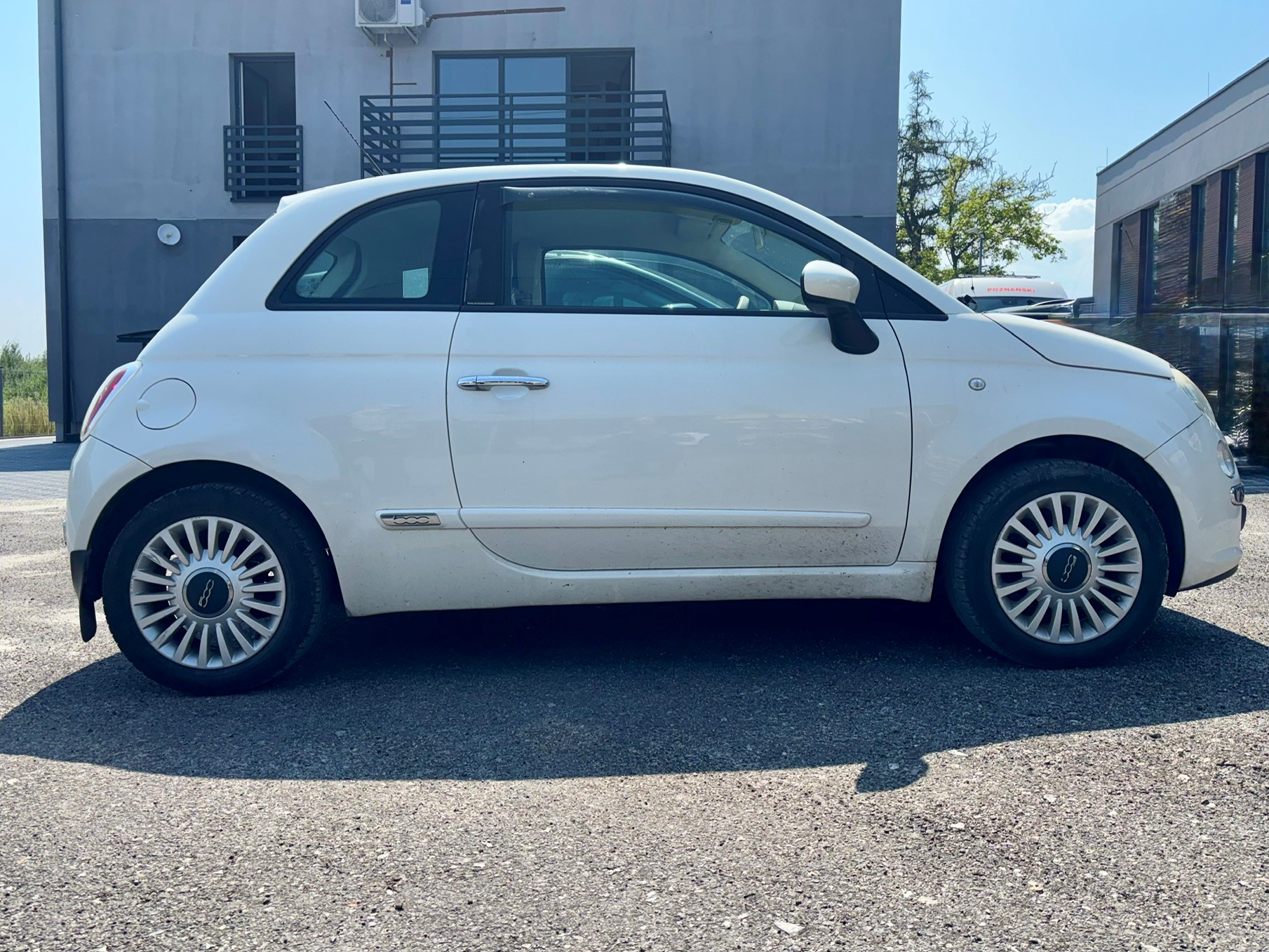 prawy bok samochodu osobowego fiat 500 w kolorze białym