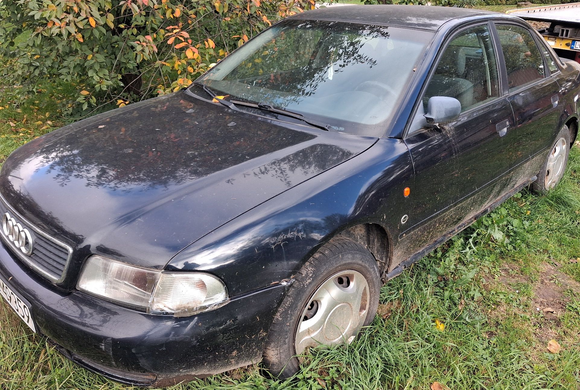 Samochód osobowy koloru granatowego marki Audi
