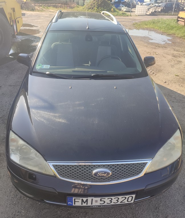 Przód z tablicą rejestracyjną, grillem i znakiem marki Ford.