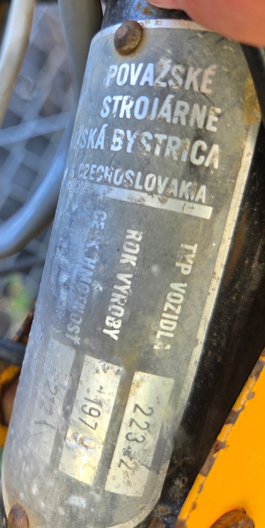 Widoczna jest tablica rejestracyjna motoroweru z danymi rejestracyjnymi.