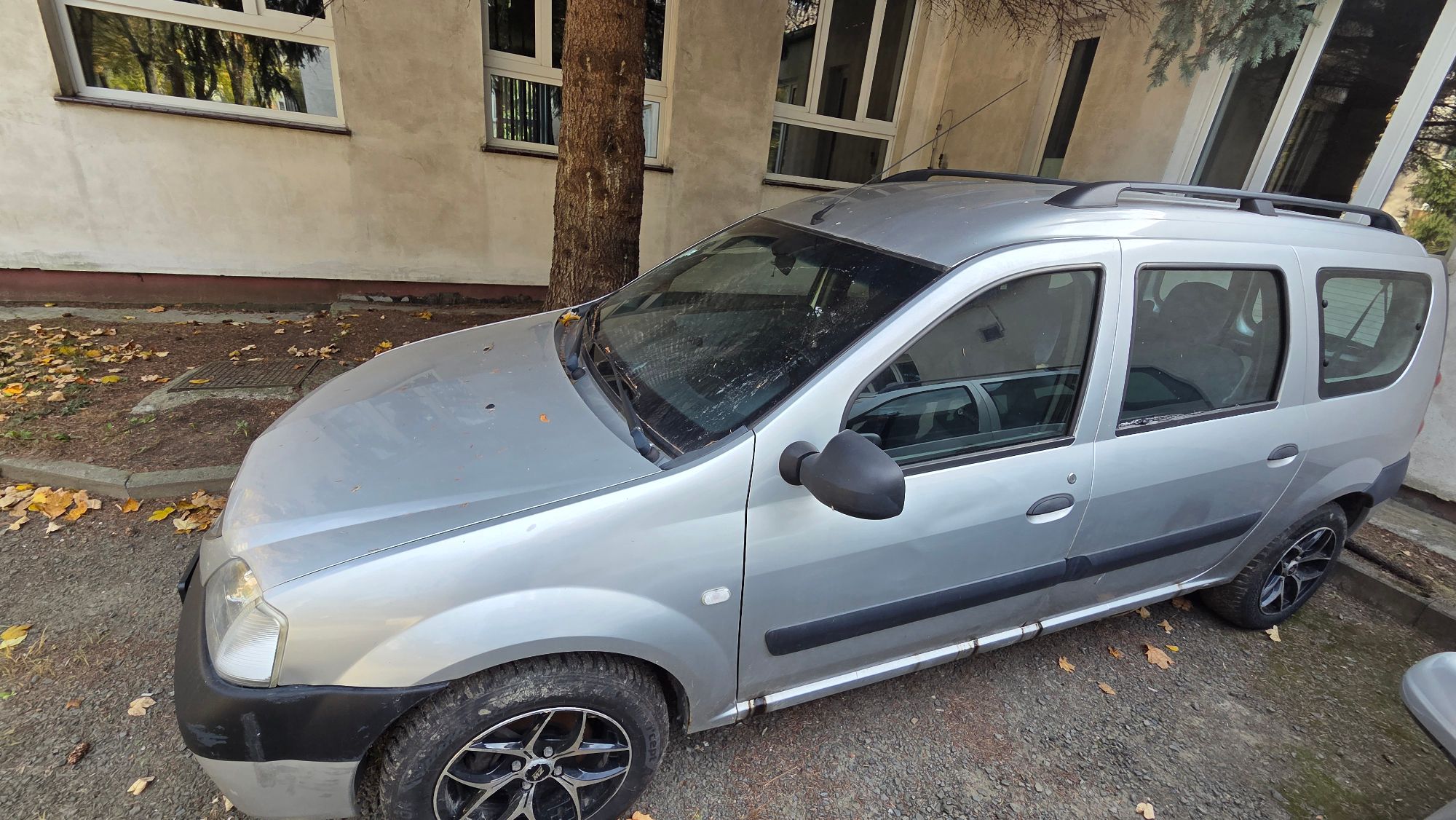 Lewy bok samochodu Dacia Logan w kolorze srebrnym.