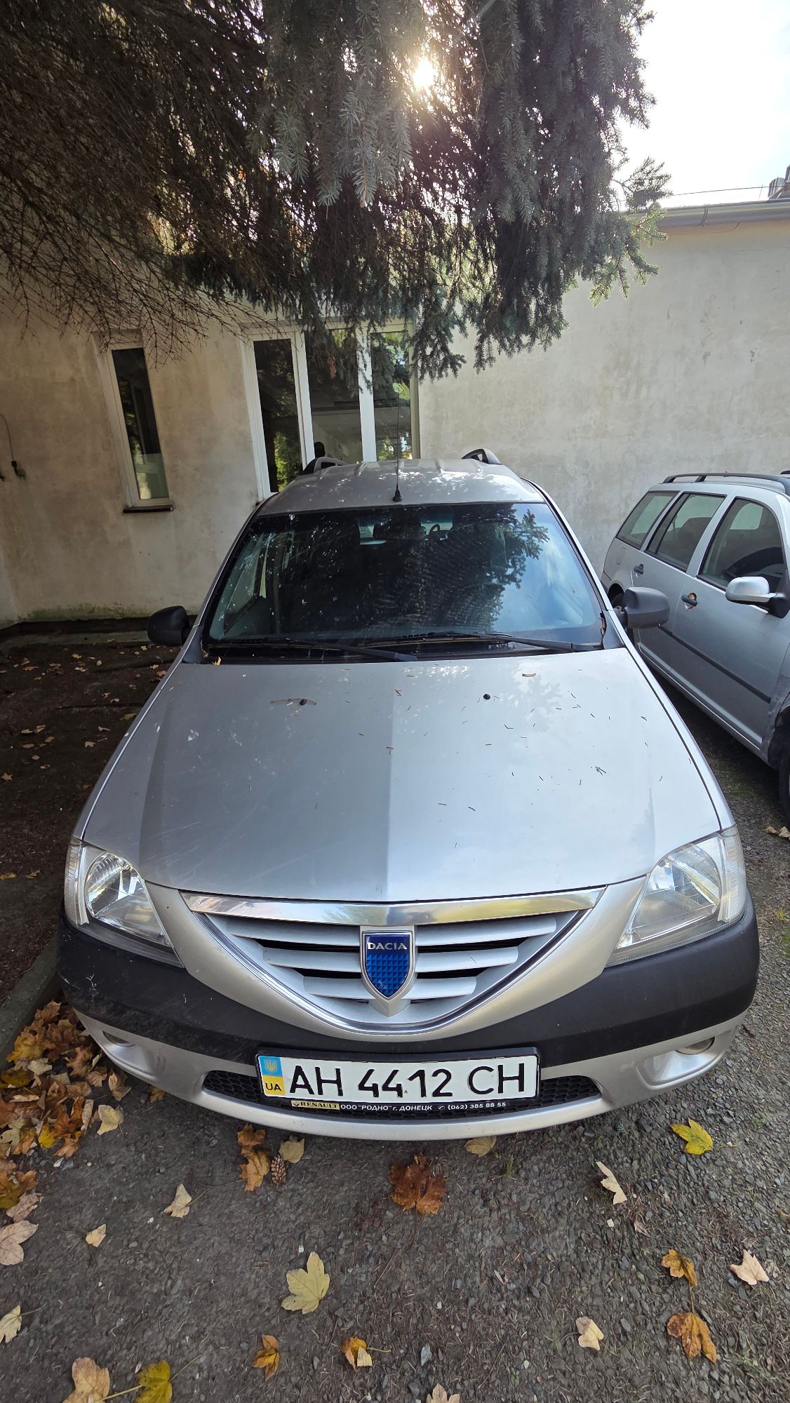 Przednia maska samochodu Dacia Logan w kolorze srebrnym.