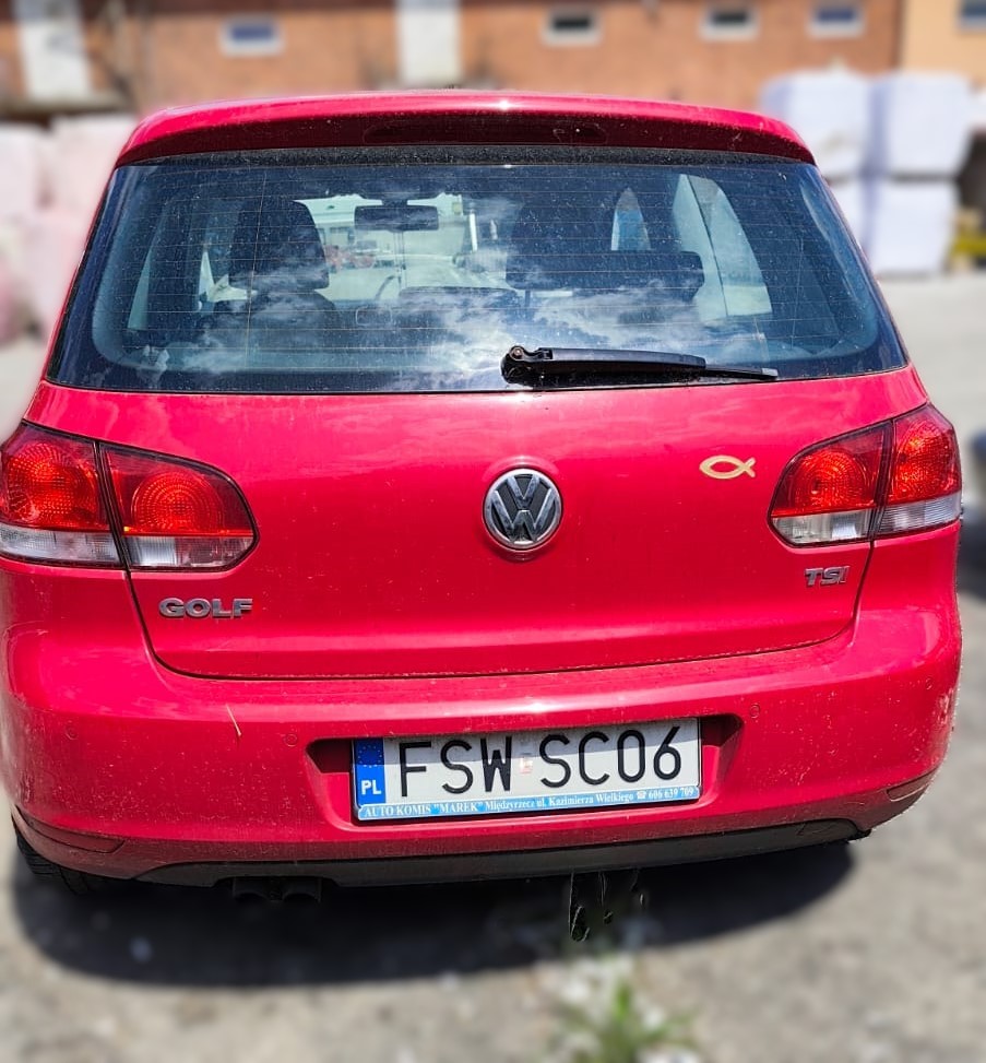 Tył czerwonego Volkswagena Golfa bez widocznych uszkodzeń