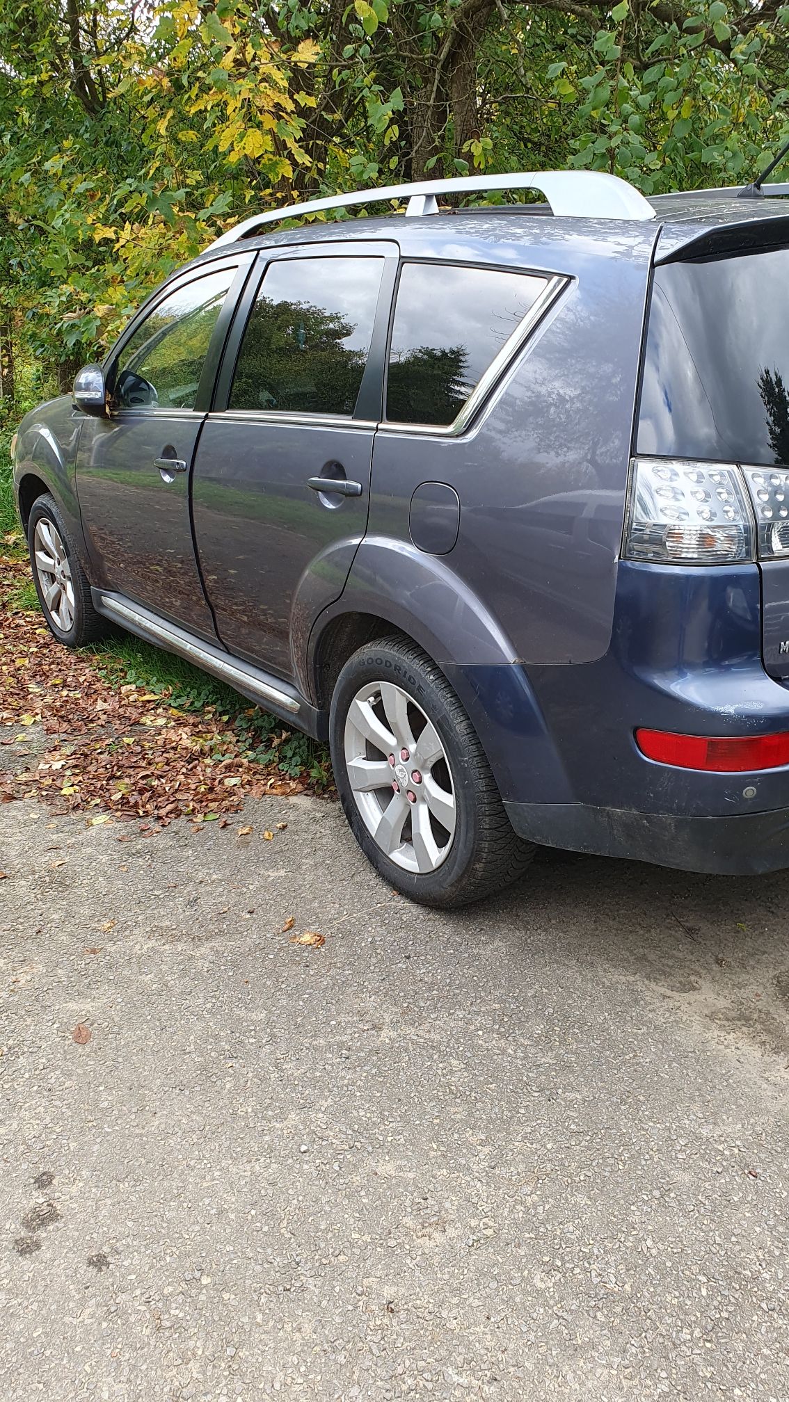 Widok samochodu od tyłu lewa strona