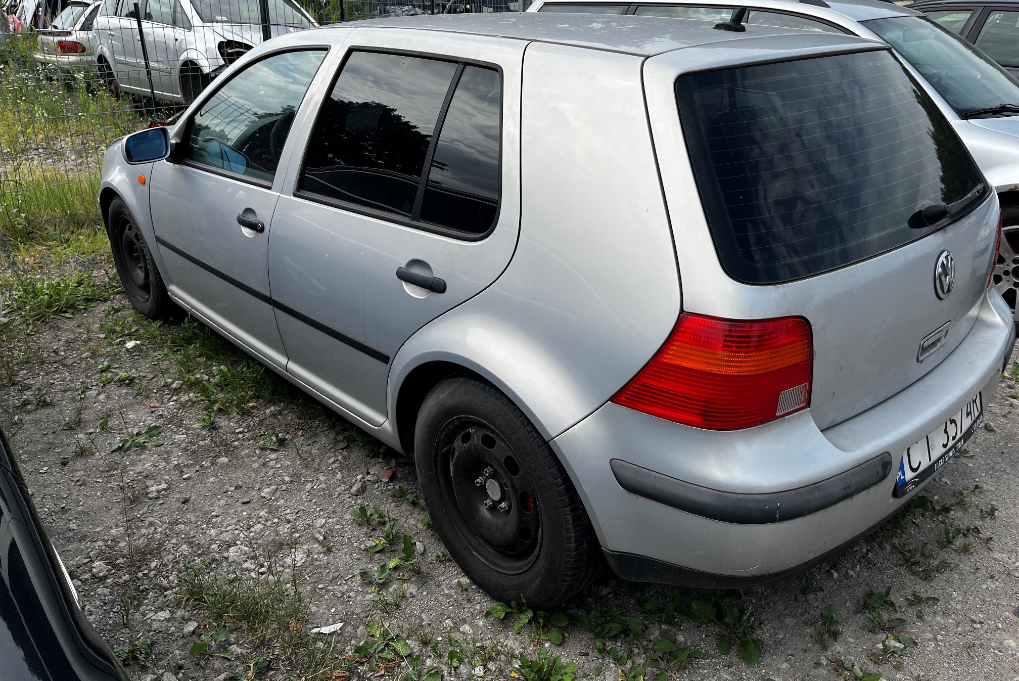 szary metalik Volkswagen Golf widoczny z tytu z lewej strony