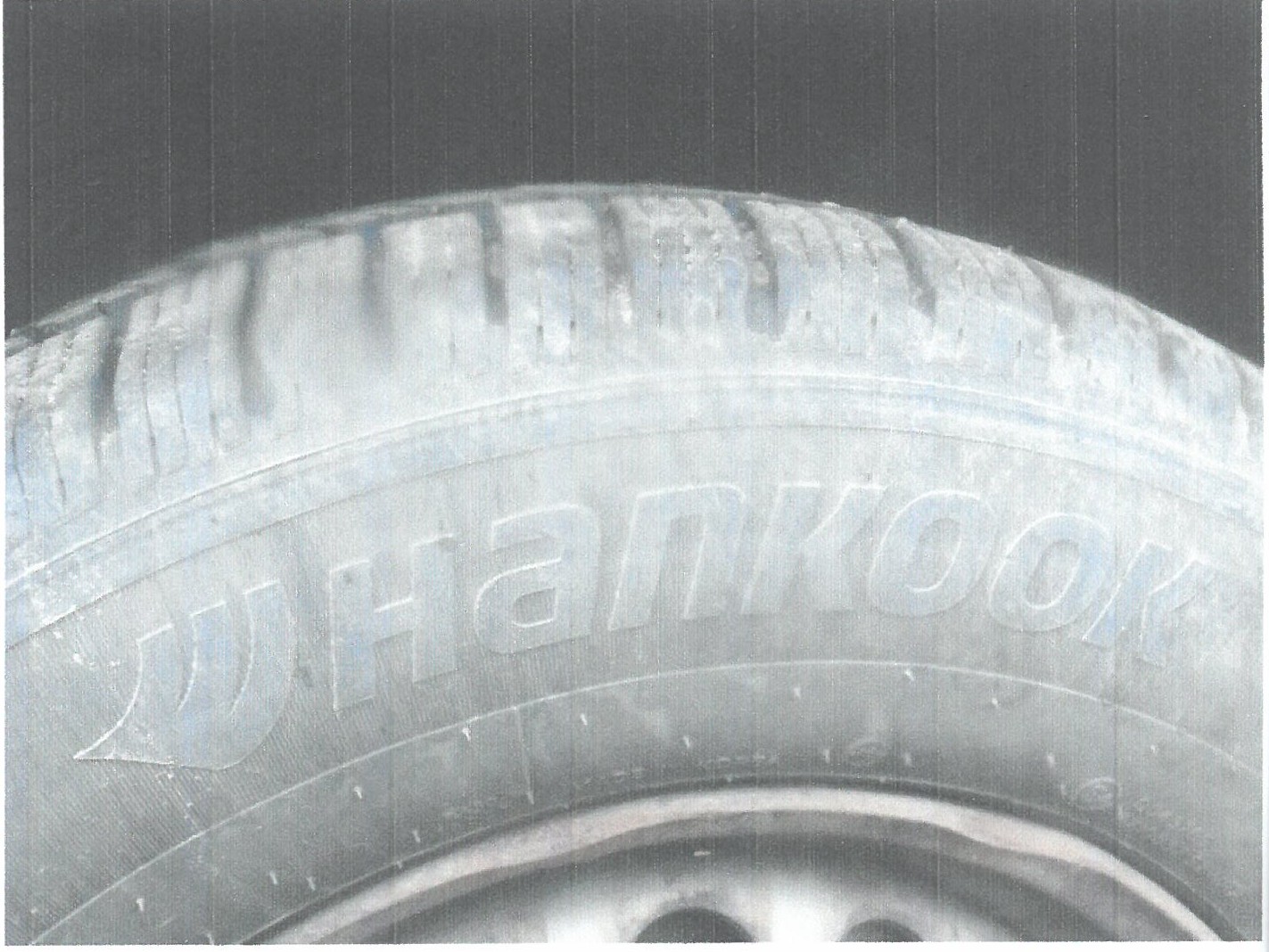 Zdjęcie opony pojazdu z nazwą producenta HANKOOK