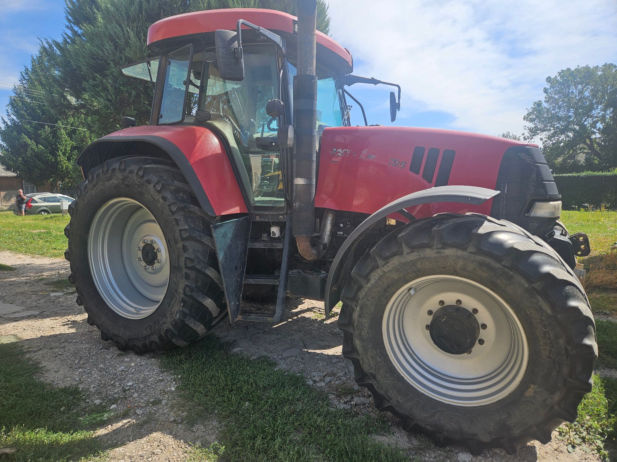 prawy bok czerwonego ciągnika Case IH