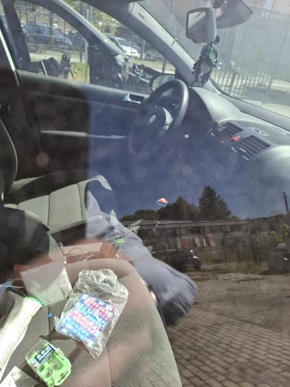 wnętrze pojazdu bez widocznych przetarć w kolorze ciemnej szarości