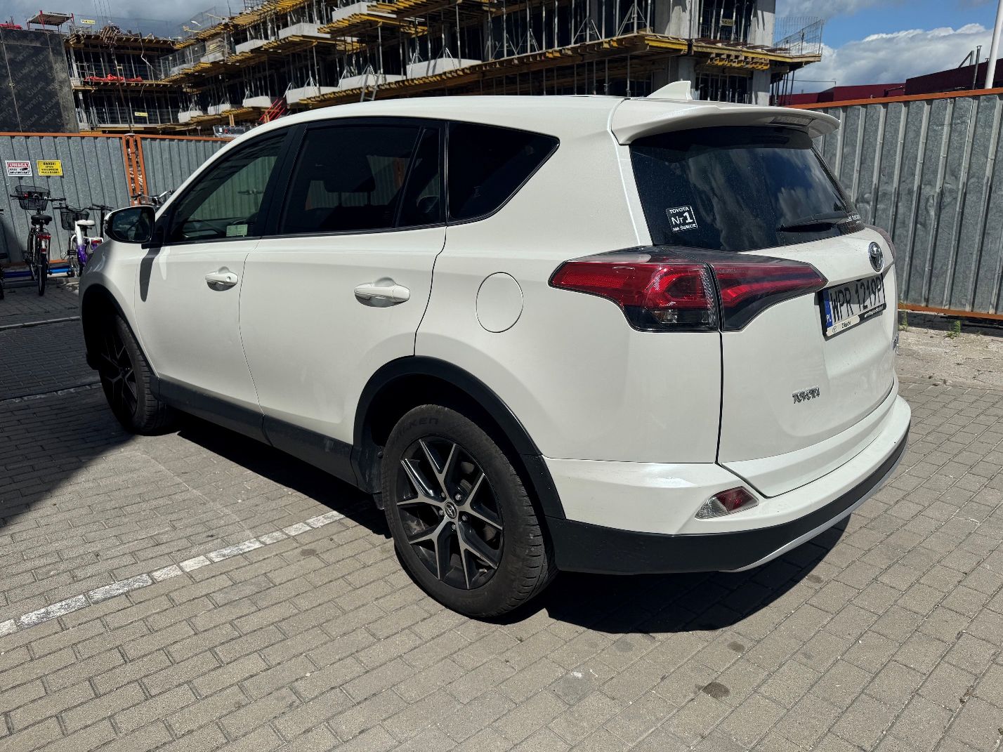 Zdjęcie przedstawiające tył oraz lewy bok pojazdu Toyota RAV-4.