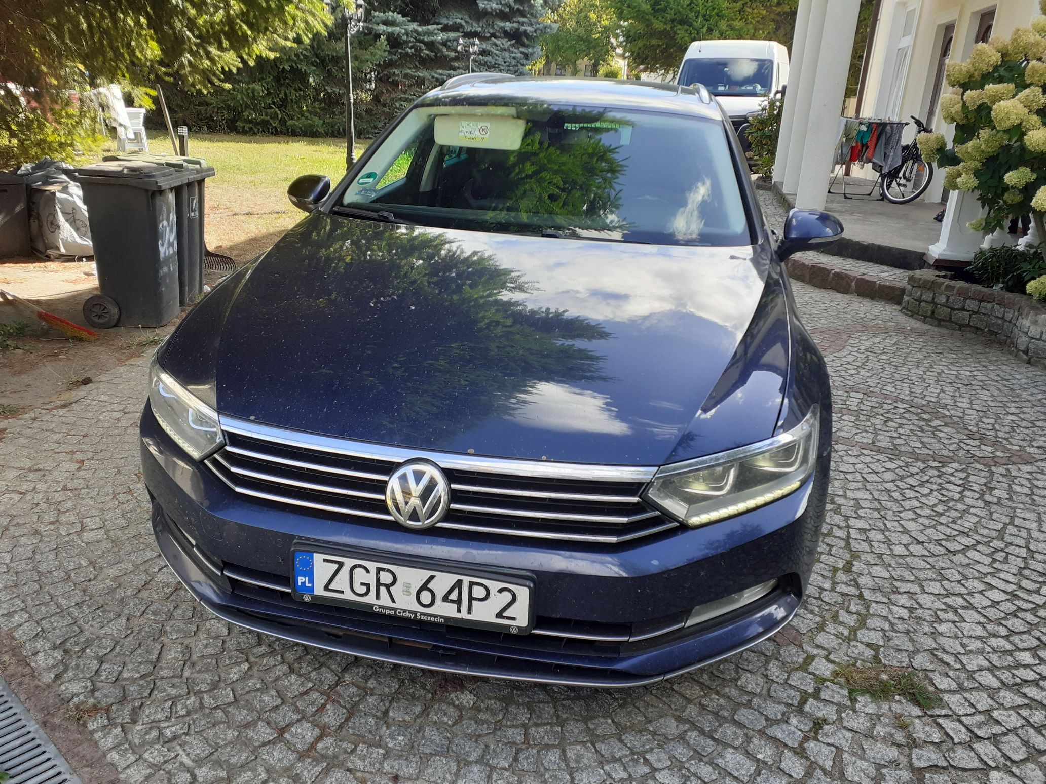 Przód pojazdu z widoczną tablicą rejestracyjną.