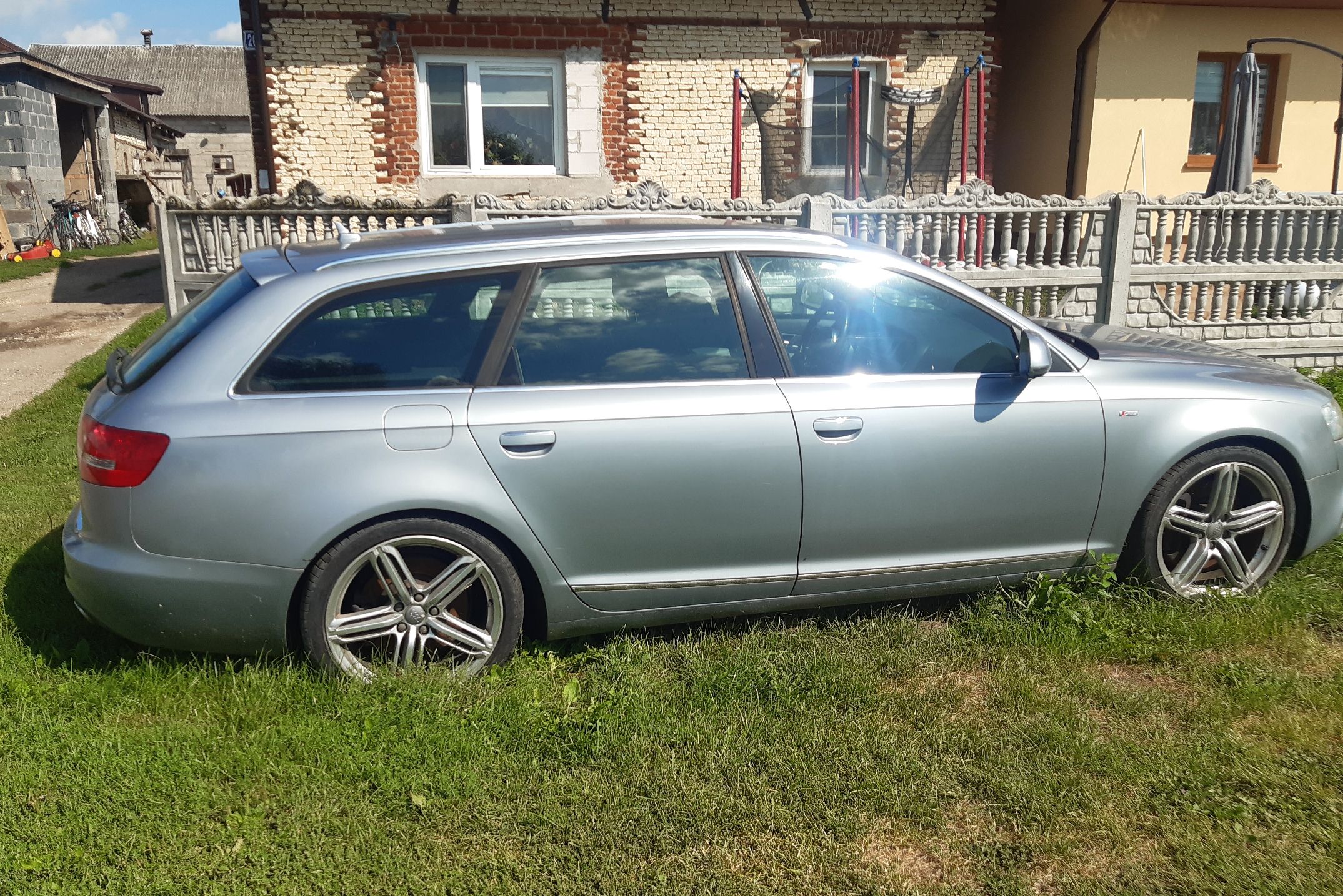 Zdjęcie przedstawia samochód AUDI A6 widok pojazdu z prawej strony z boku