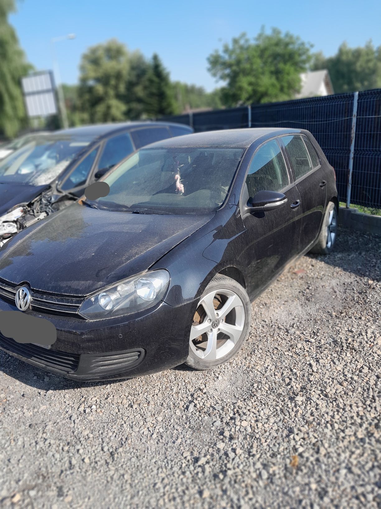Czarny Volkswagen Golf, ujęcie lewej strony pojazdu