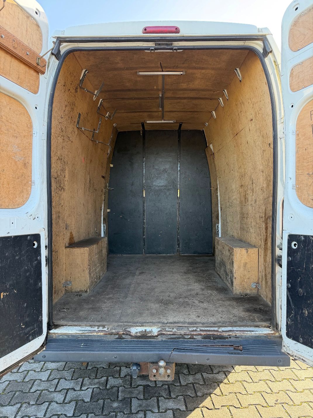Biały Fiat Ducato, ujęcie części ładunkowej pojazdu.