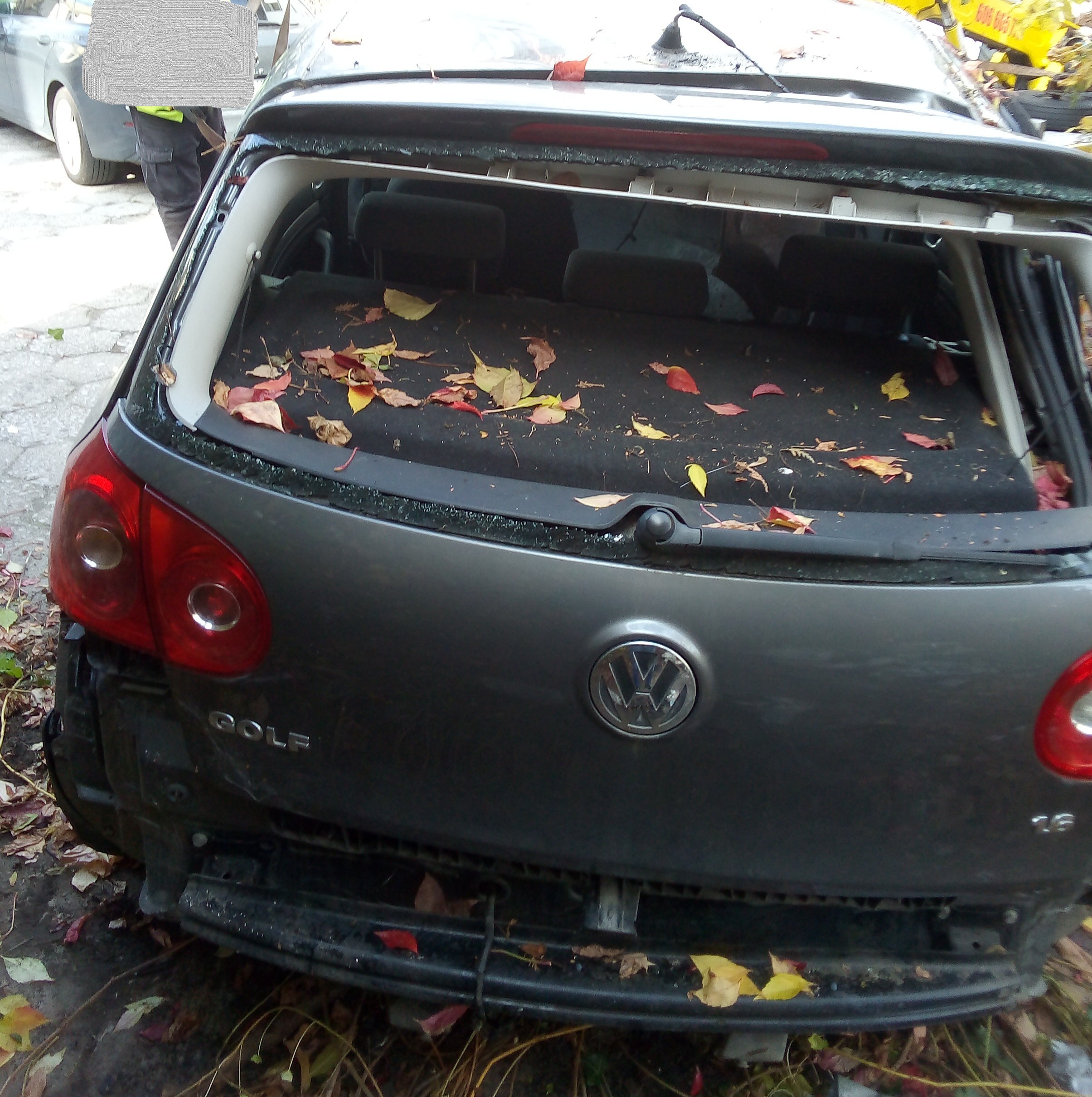 Samochód osobowy VW Golf koloru stalowego widziany z tyłu. Uszkodzony zderzak