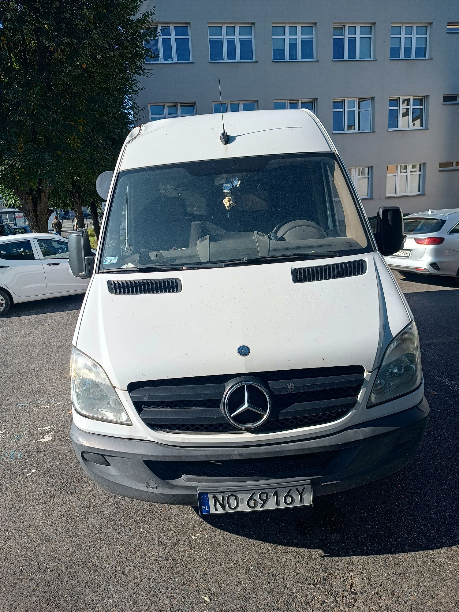 Widok na pojazd z od przodu, widoczne uszkodzenie prawego narożnika dachu.