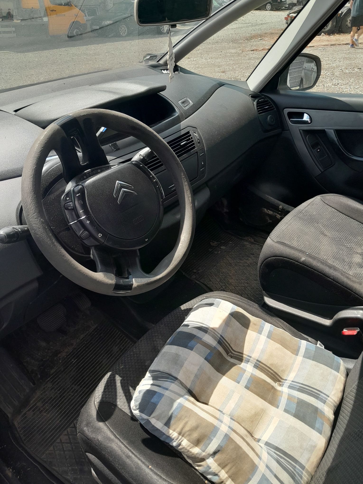 Wnętrze Citroena C4 z szarymi fotelami, kierownicą i deską rozdzielczą
