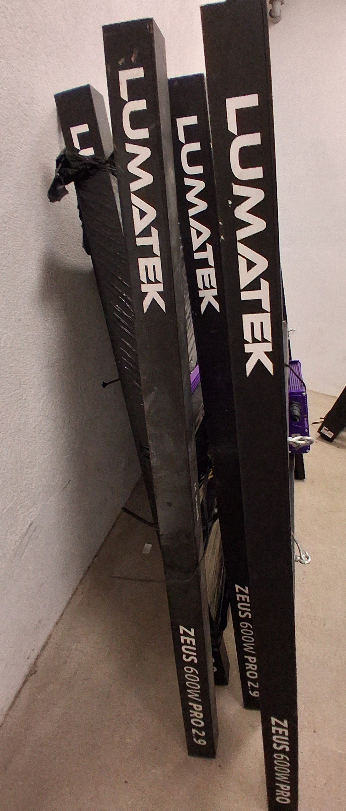 WIDOK Z BOKU NA NAPIS FIRMY STELAŻY - LUMATEK ZEUS 600W PRO 2.9