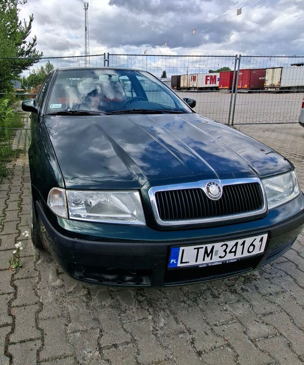 Przód pojazdu kolor niebieski.