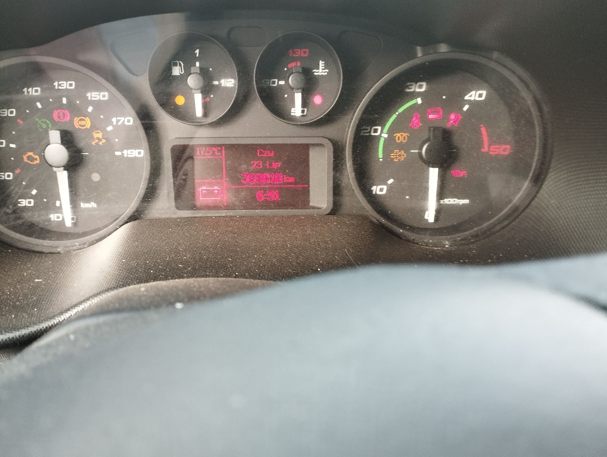 Deska rozdzielcza Iveco Daily z zegarami. Cyfrowy wyświetlacz pokazuje przebieg.
