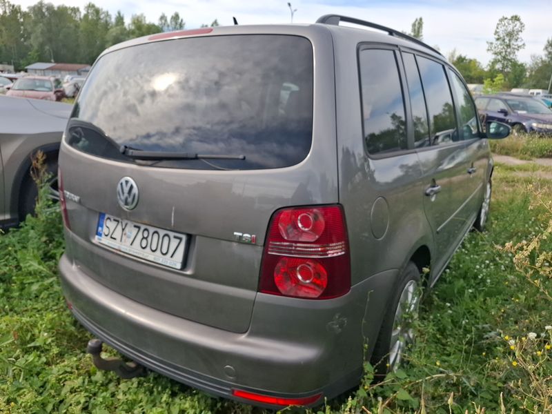 Tylna klapa samochodu osobowego z nadwoziem minivan z tablicą rejestracyjną.