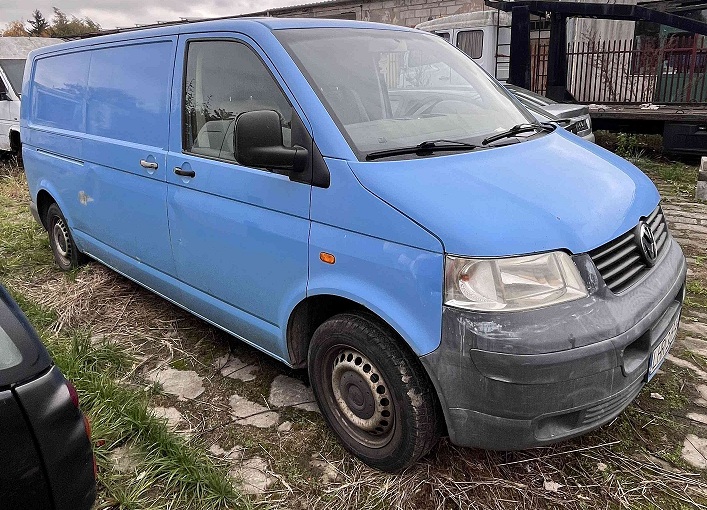 Samochód Volkswagen Transporter w kolorze niebieskim widoczny od przodu z lewej strony.