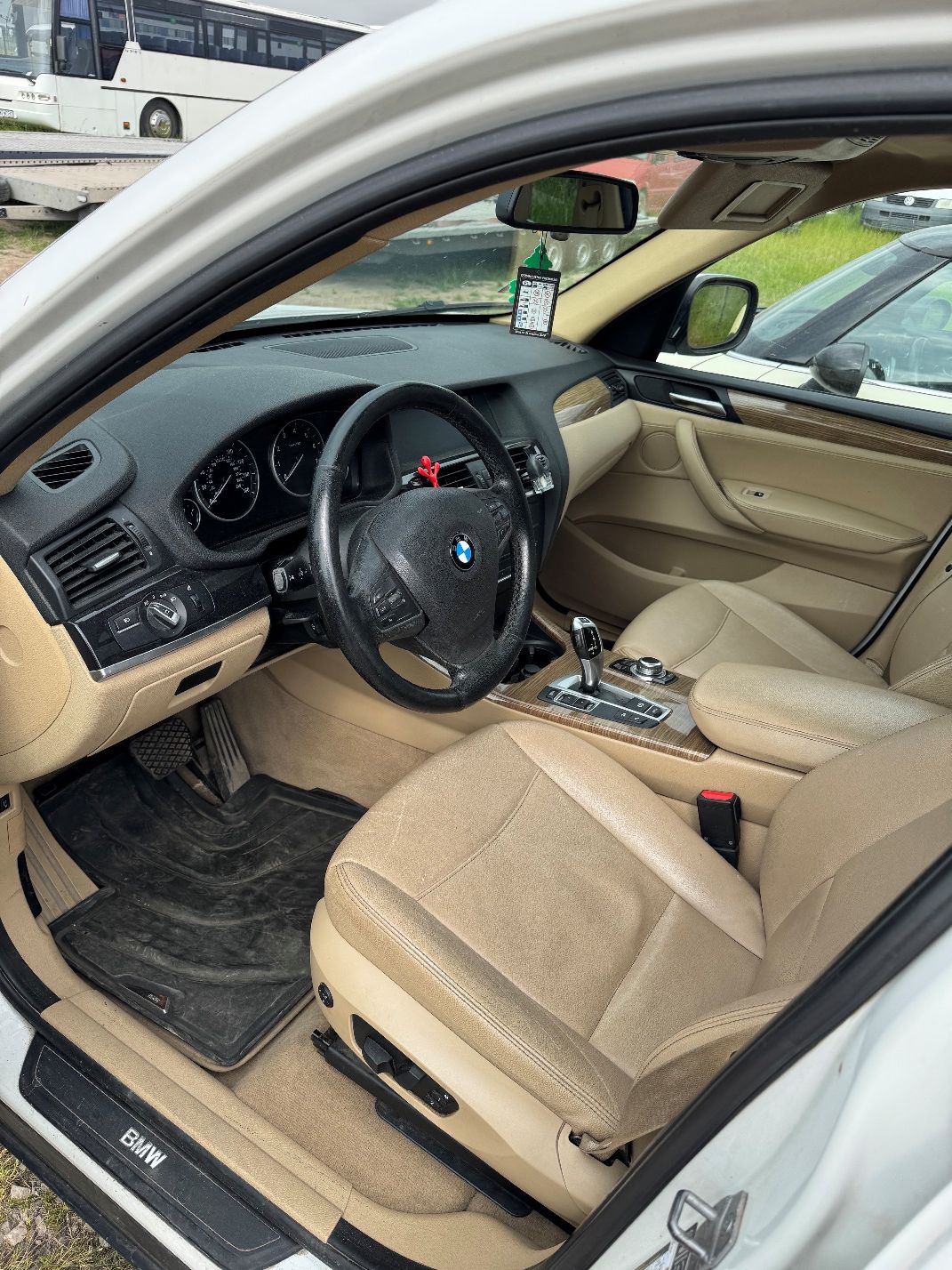 Pojazd BMW X3 środek