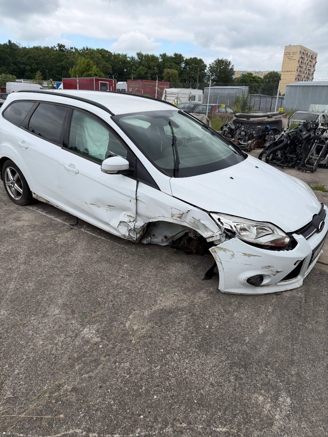 Ford Focus widoczny po skosie z przedniej prawej strony