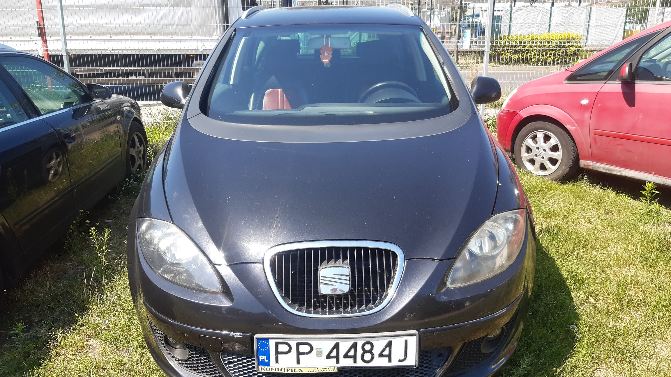 Ciemnogranatowy Seat widok z przodu