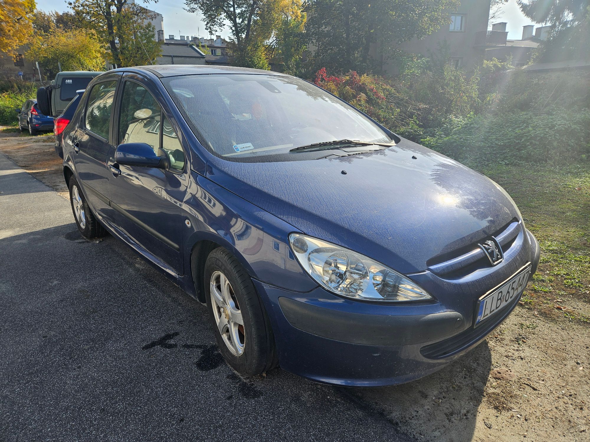 niebieski Peugeot 307, widok na przód i prawy bok pojazdu
