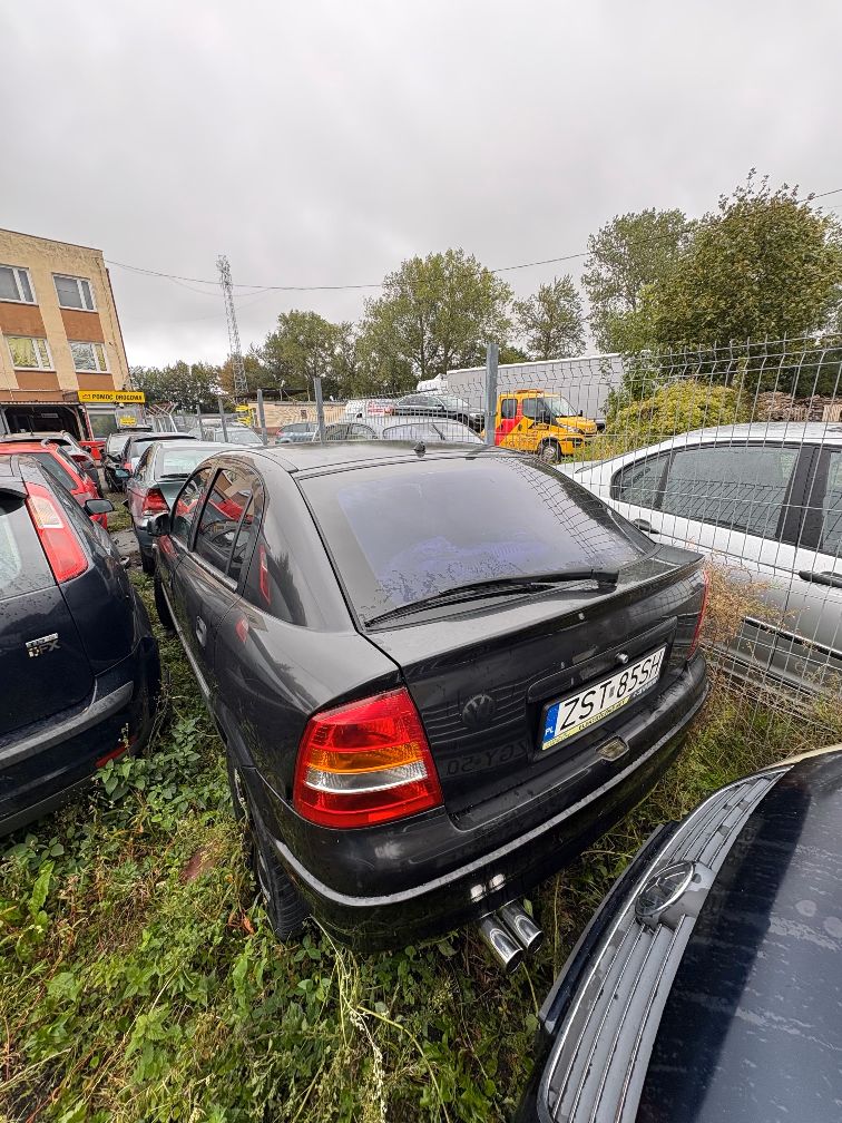 Zadrapania powłoki lakierniczej.