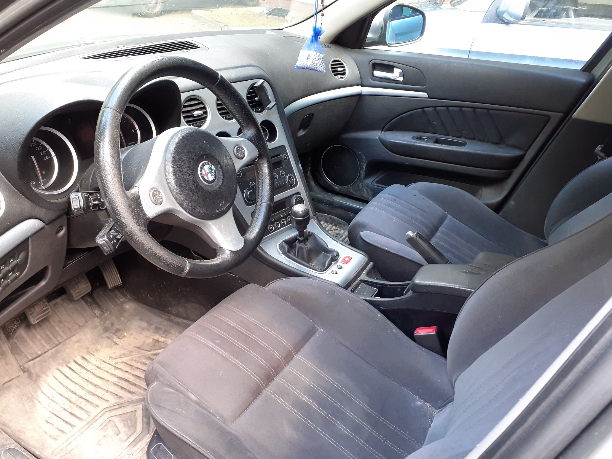 Deska rozdzielcza i fotele kierowcy oraz pasażera w samochodzie Alfa Romeo 159