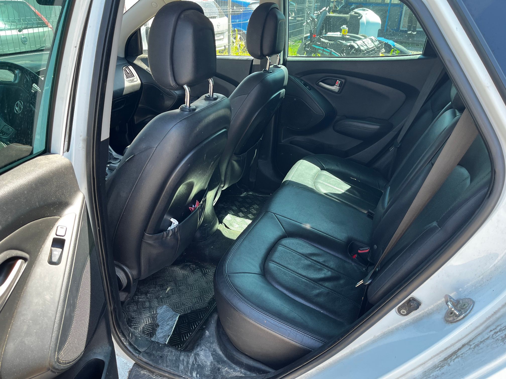 Tylna kanapa i wnętrze białego Hyundai Tuscon