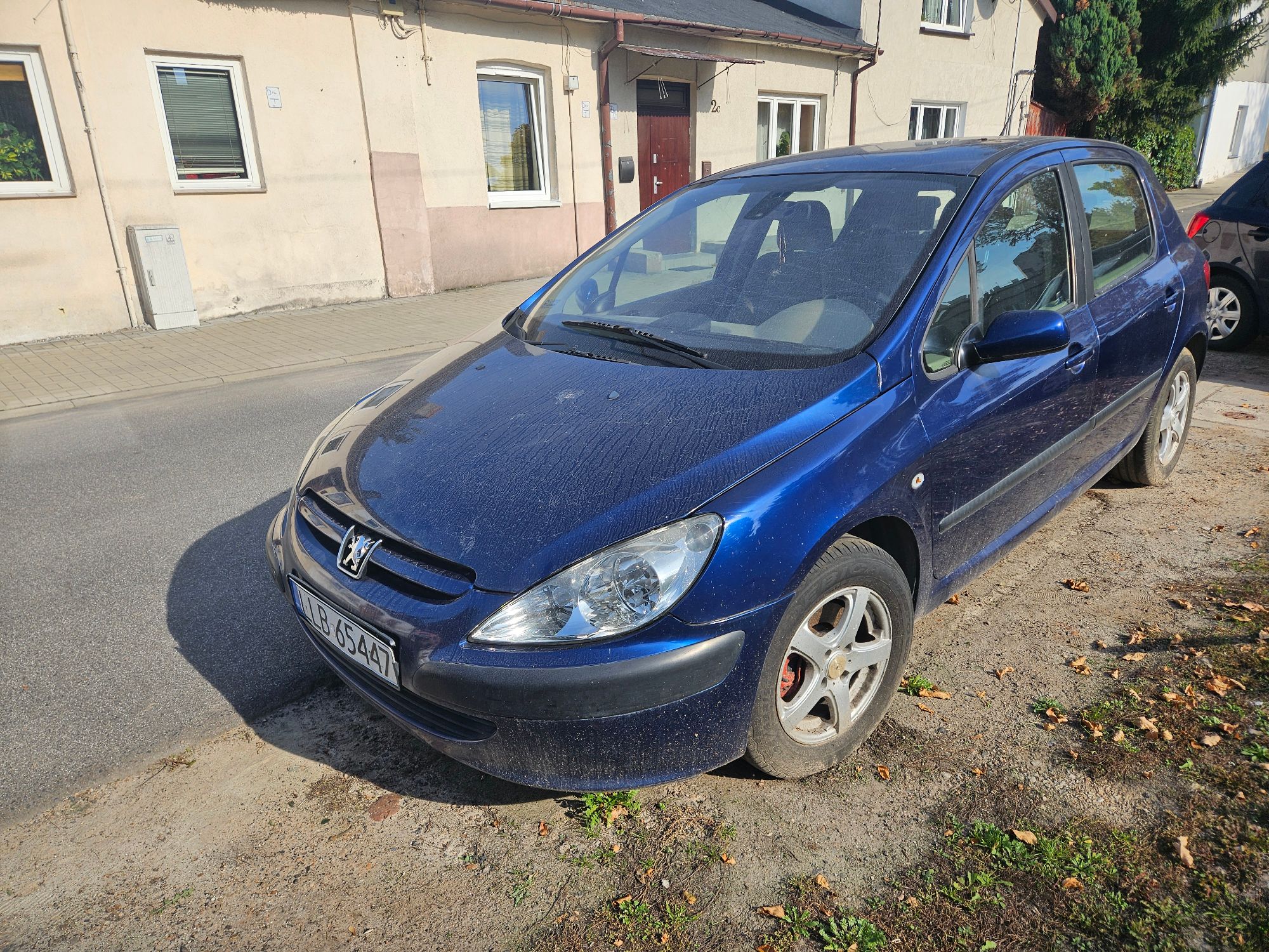 niebieski Peugeot 307, widok na przód i lewy bok pojazdu