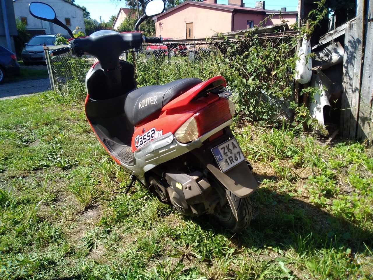 Ujęcie z lewej strony, widoczny napis Router Classa City.
