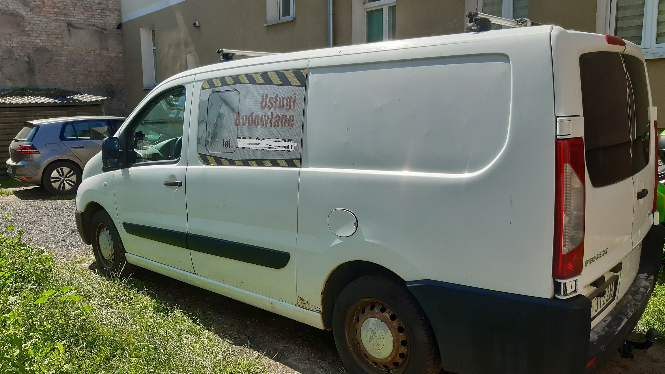 Biały samochód dostawczy, widok z boku