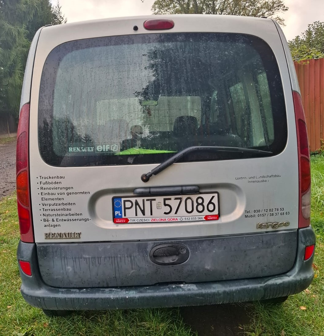 Tył szarego Renault Kangoo bez widocznych uszkodzeń
