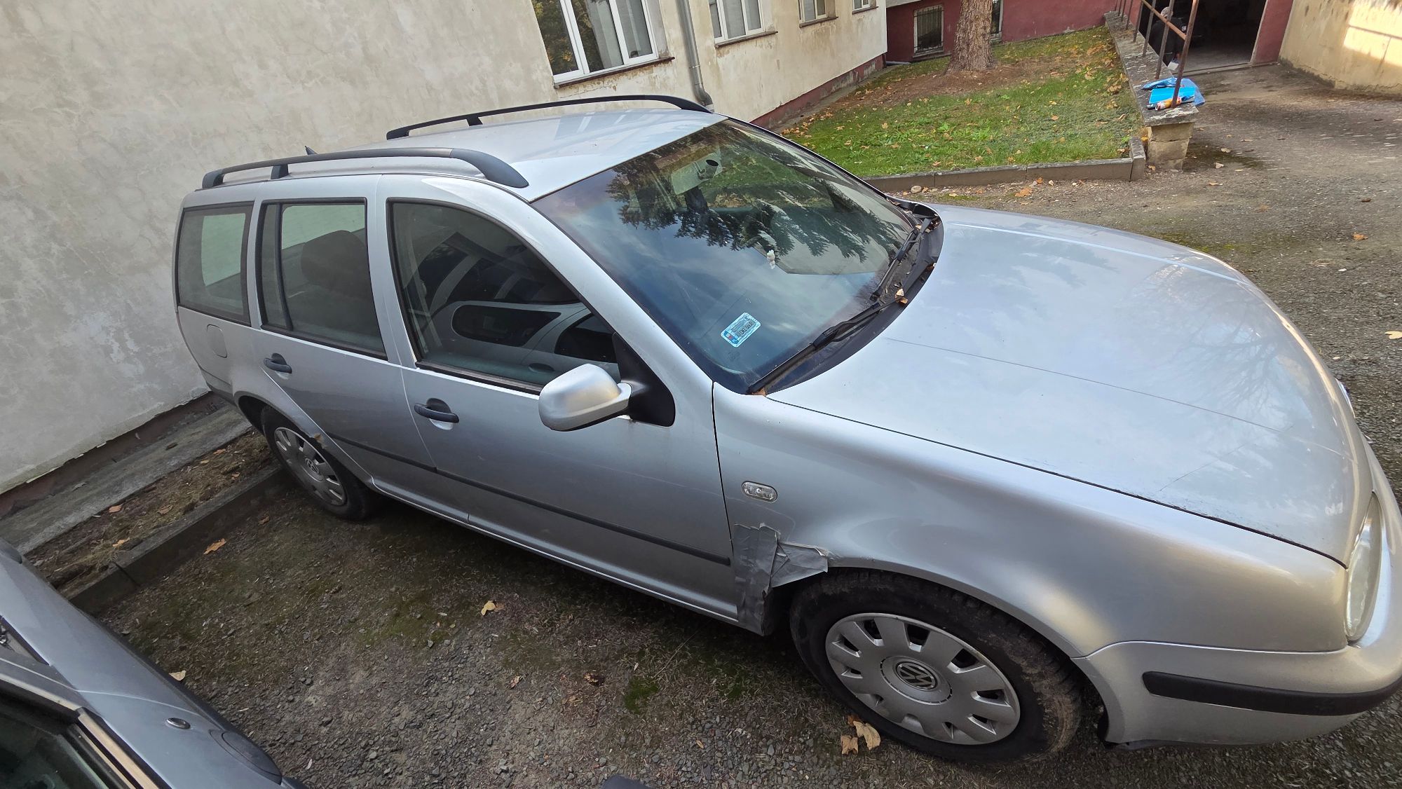 Prawy bok samochodu Volkswagen Golf w kolorze srebrnym.