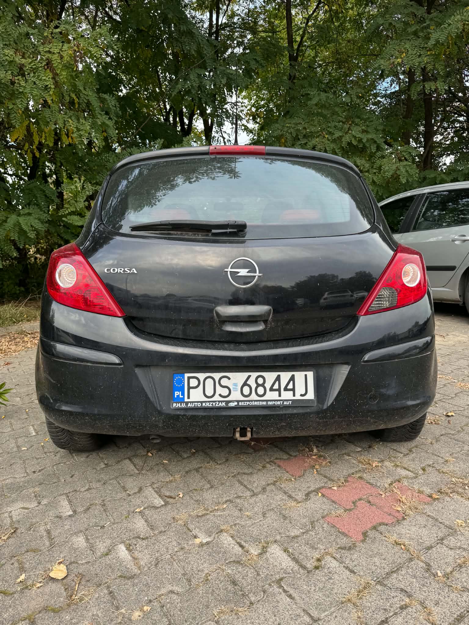 Zdjęcie przedstawia tył pojazdu. Karoseria w kolorze czarnym.