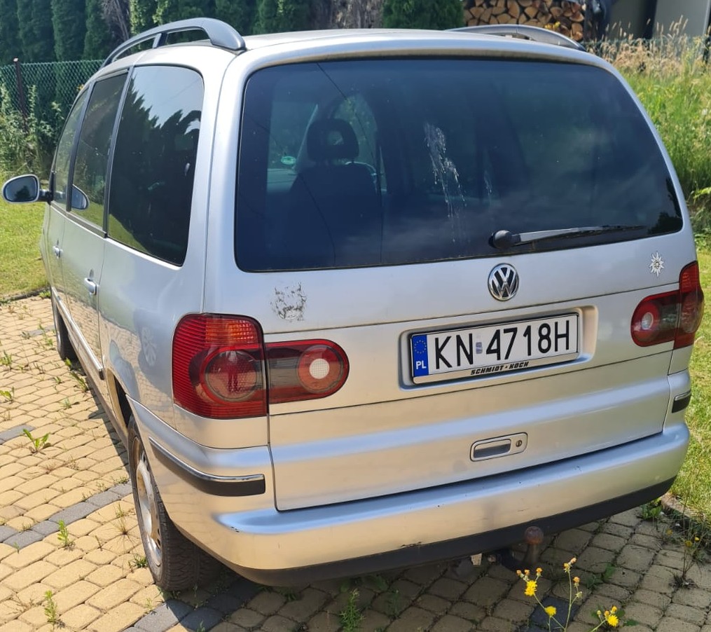 Tył srebrnego samochodu marki Volkswagen Sharan z polskimi tablicami rejestracyjnymi.